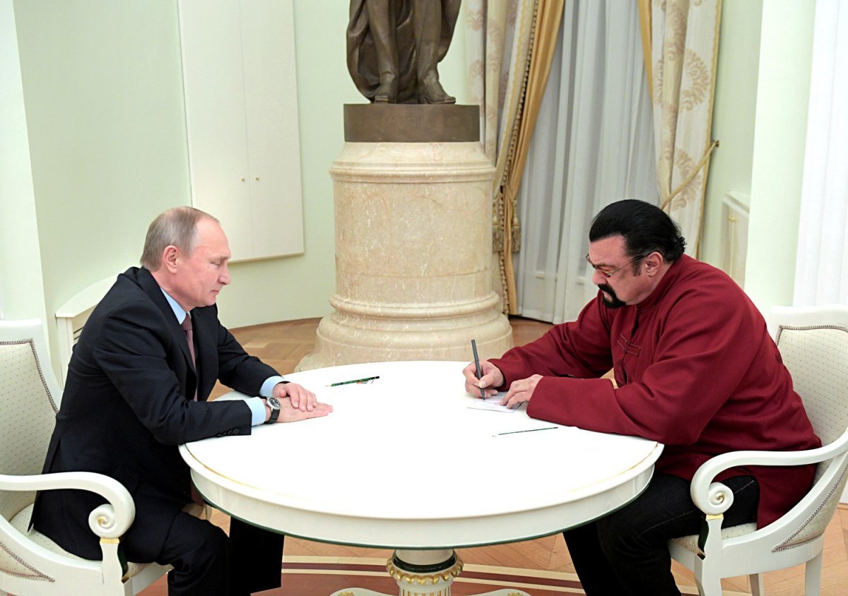 Putin in yakın dostu Steven Seagal den savaş açıklaması  #2