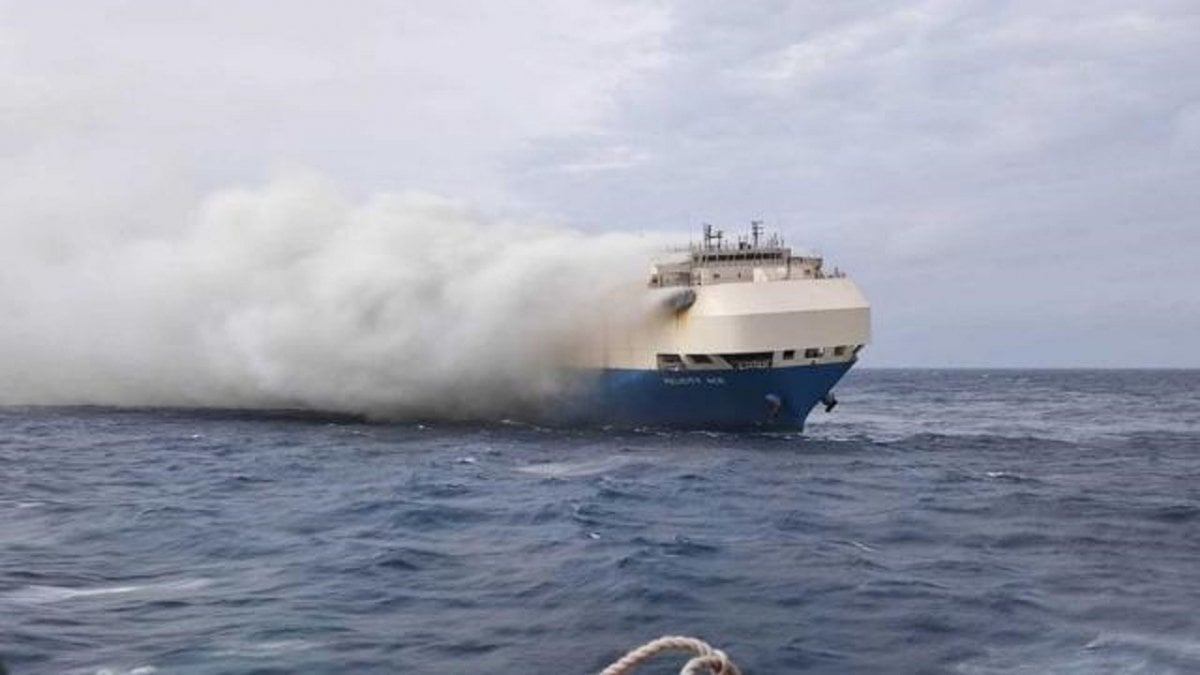 Atlas Okyanusu nda 13 gündür sürüklenen lüks gemi battı #4