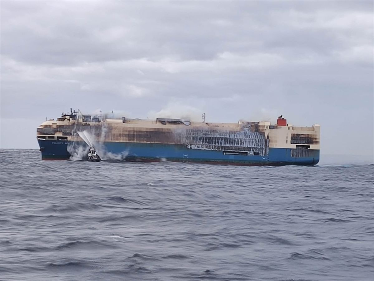 Atlas Okyanusu nda 13 gündür sürüklenen lüks gemi battı #2