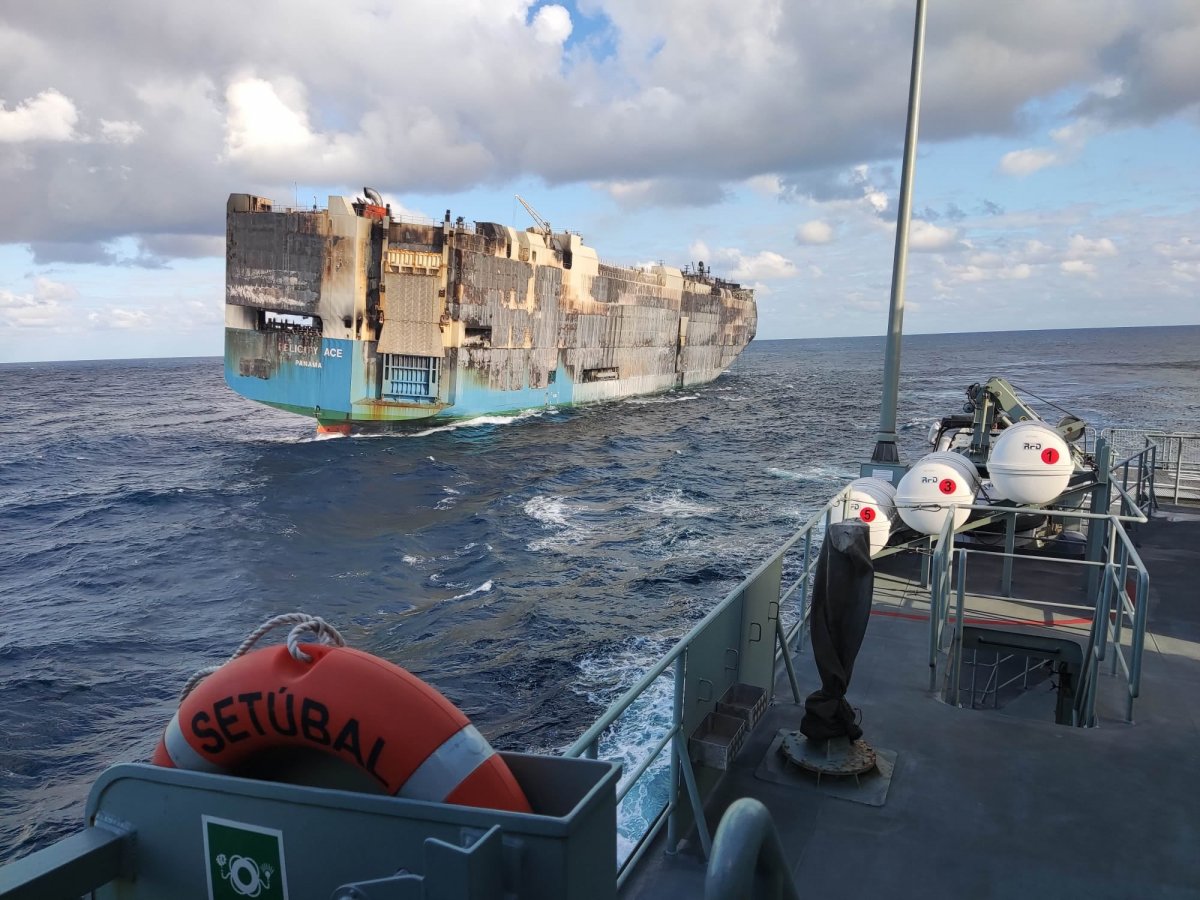 Atlas Okyanusu nda 13 gündür sürüklenen lüks gemi battı #1