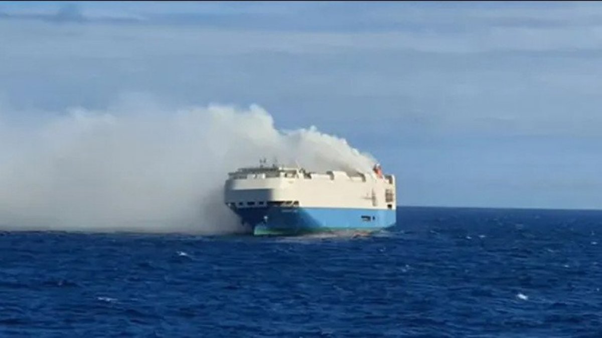 Atlas Okyanusu nda 13 gündür sürüklenen lüks gemi battı #3