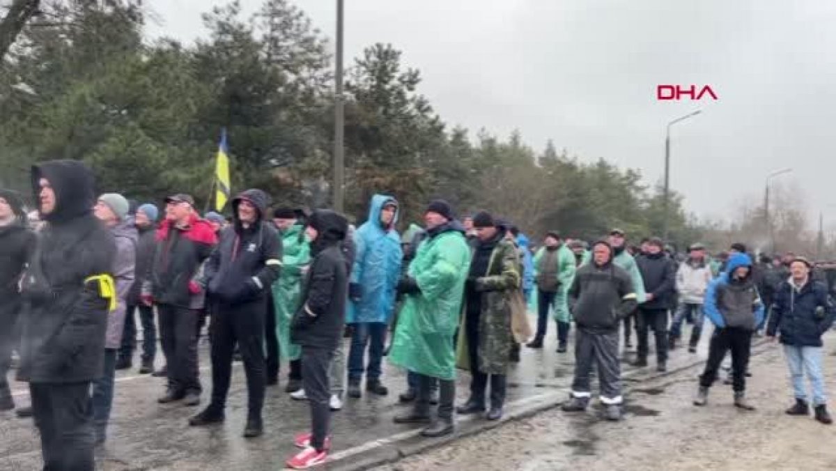 People in Ukraine set up a barricade in the city of Enerhodar, where there is a nuclear power plant #1