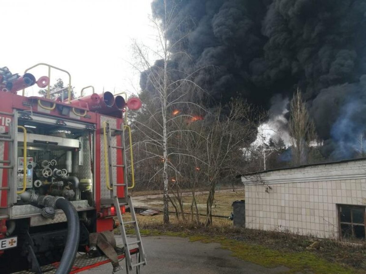 Russian forces hit oil refinery in Chernihiv #3