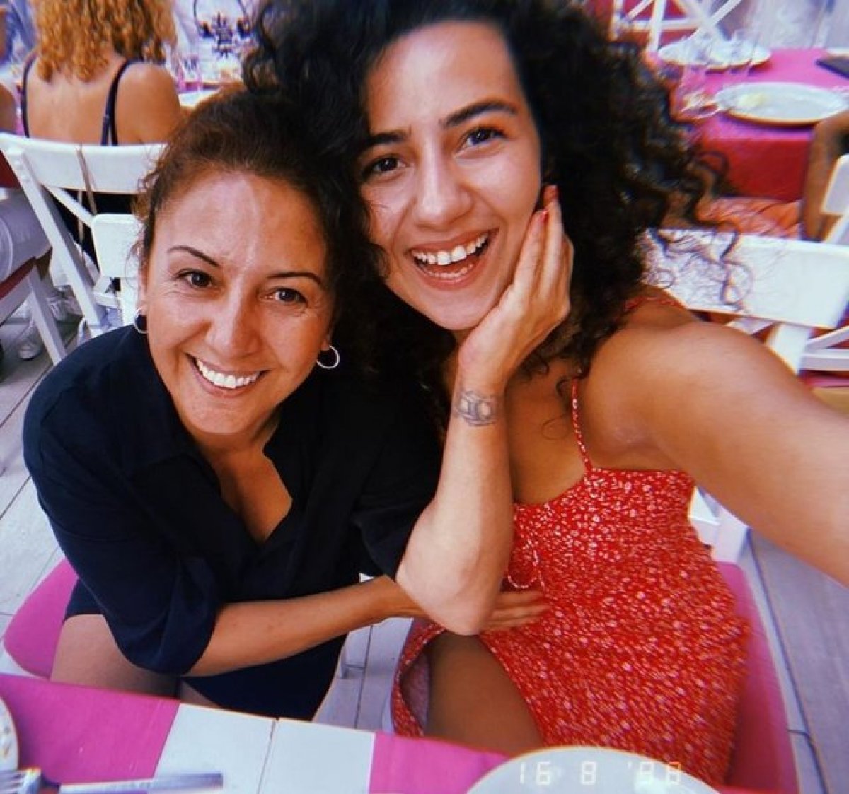 Arka Sokaklar ın hırçın komiseri Mesut un eski eşi Aşk Mantık İntikam dan çıktı! Siz bir de kızlarını görün... #1