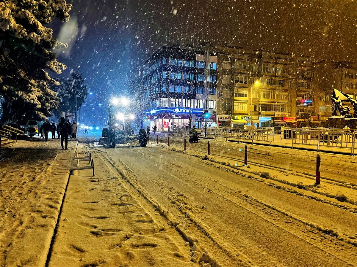 Isparta da yoğun kar yağışı nedeniyle elektrik kesintisi yaşanıyor #2