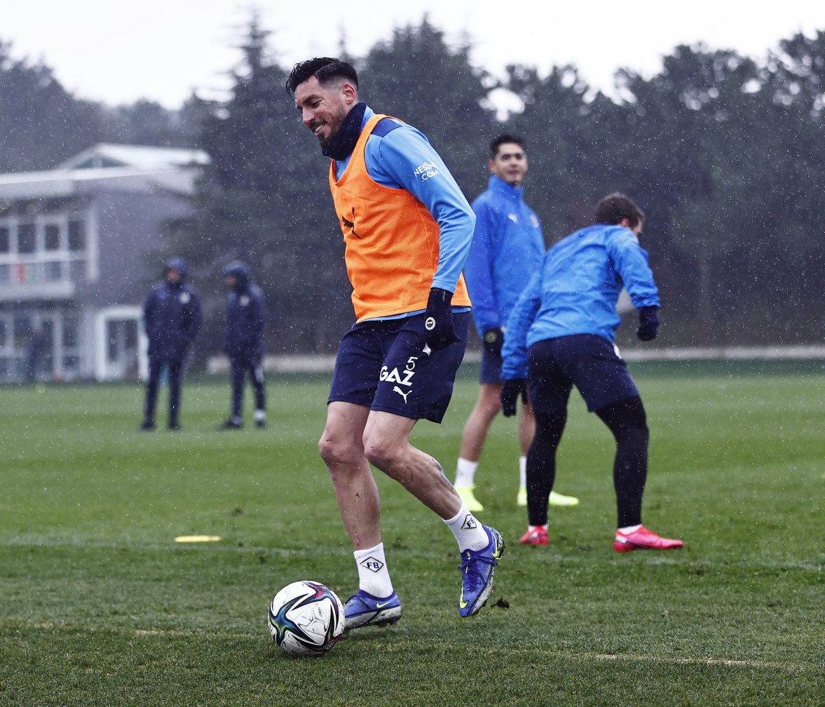 Kadro dışı kaldığı iddia edilen Jose Sosa idmanda #1