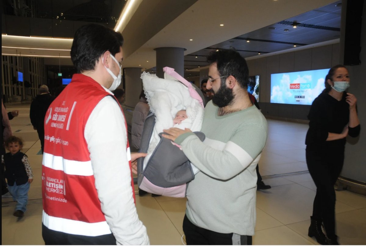 Ukrayna’da saldırılardan 3 saat önce doğan Türk bebeği, ailesiyle İstanbul’da #2