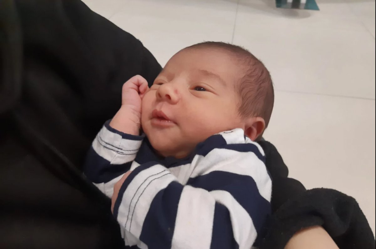 Ukrayna’da saldırılardan 3 saat önce doğan Türk bebeği, ailesiyle İstanbul’da #1