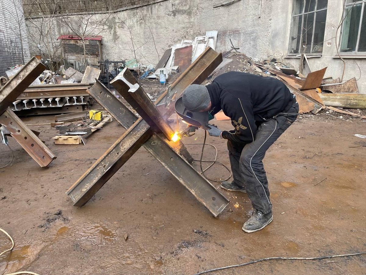 Barricade preparation from the people in Ukraine #2