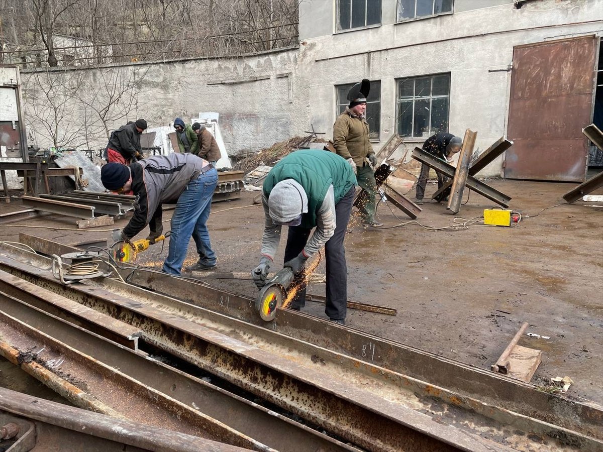 Barricade preparation from the people in Ukraine #3