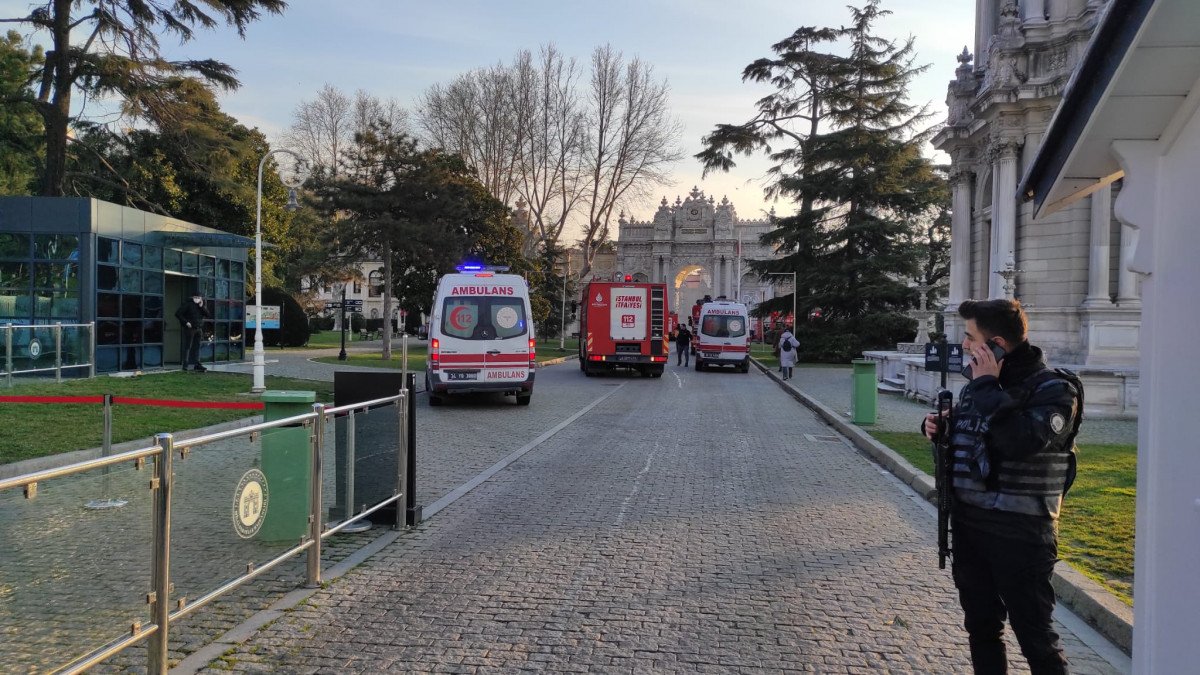 Dolmabahçe Sarayı nın marangozhanesinde yangın çıktı #1