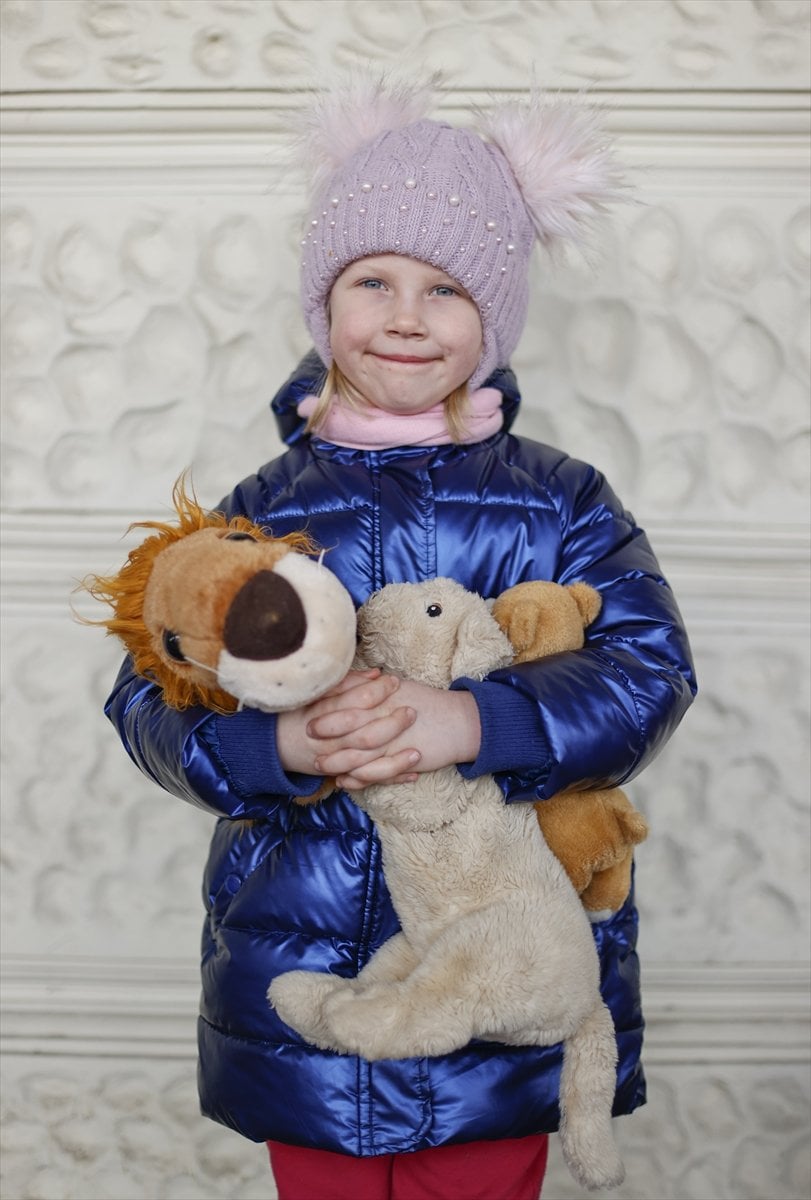 Children fleeing the Russian attacks in Ukraine left with their toys #9