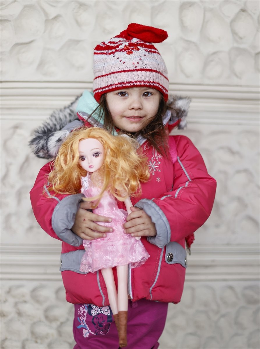 Children fleeing the Russian attacks in Ukraine left with their toys #10