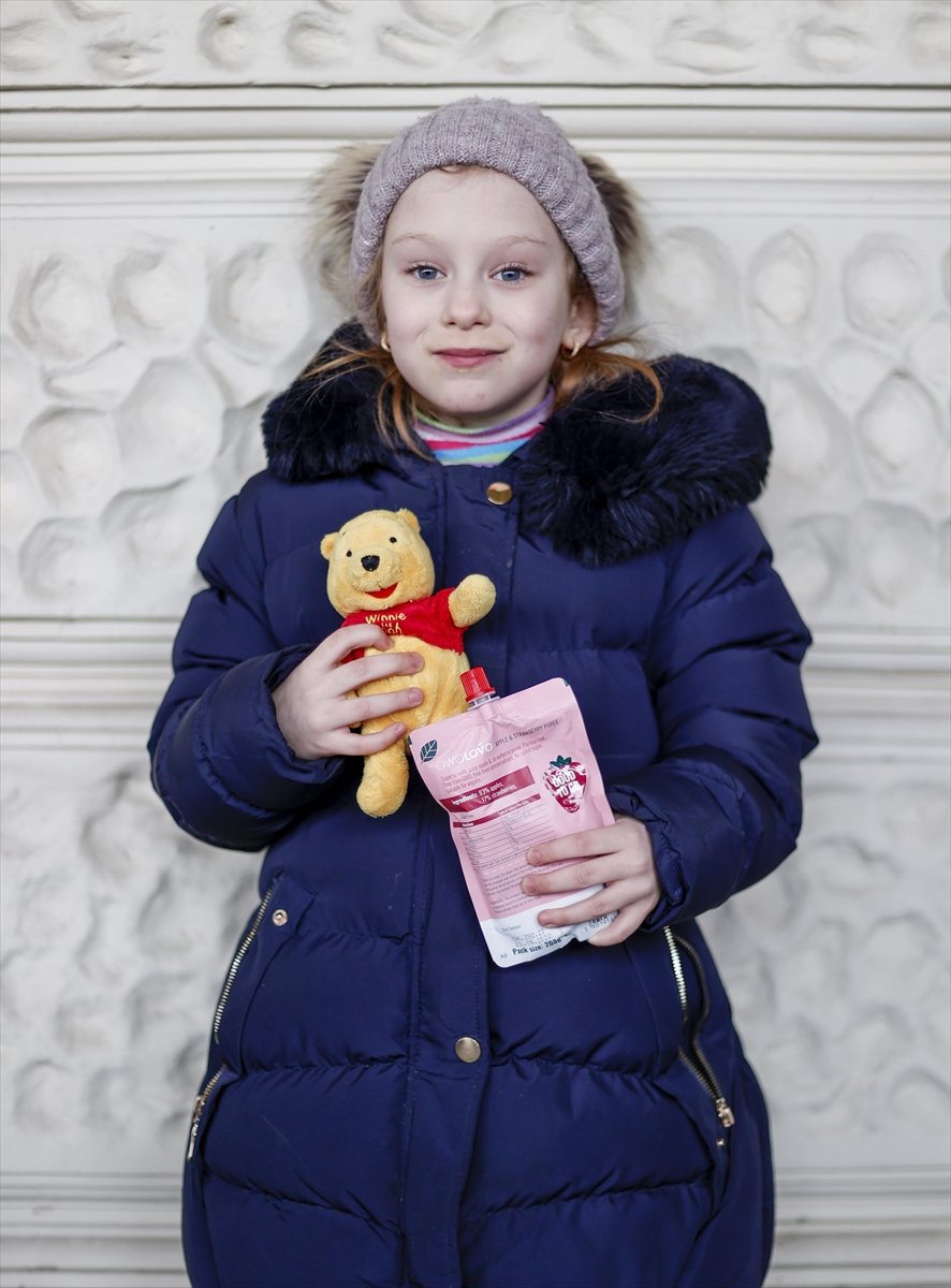 Children fleeing Russia attacks in Ukraine leave with toys #8