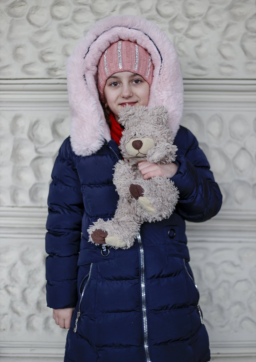 Children fleeing the Russian attacks in Ukraine left with their toys #4