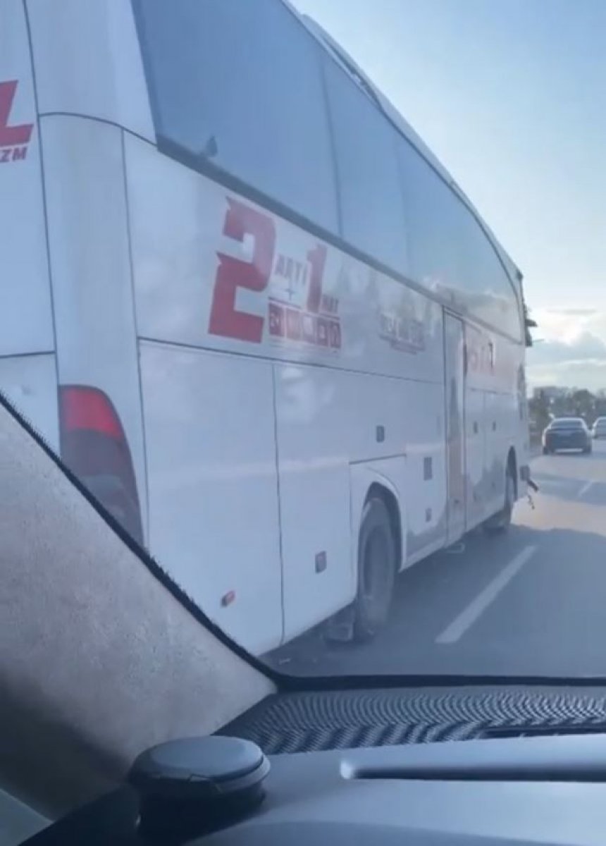 Antalya da kaza yaptığı otobüsle trafiğe çıktı #3