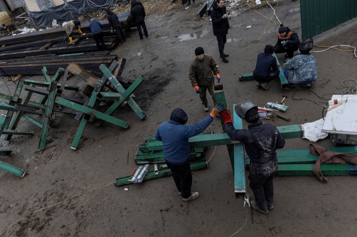 Ukrayna’da direniş: Hendekler kazılıyor, barikatlar kuruluyor #5