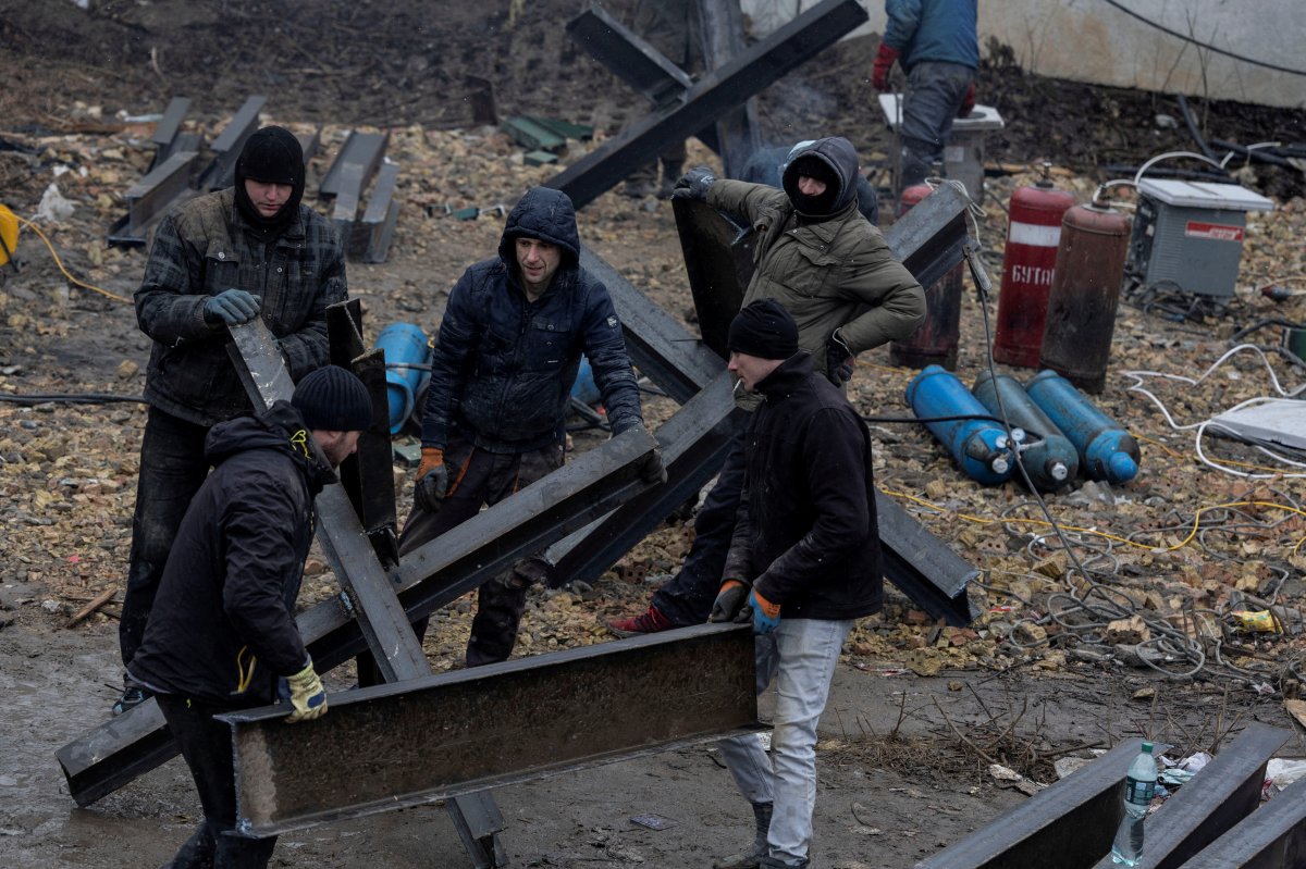 Ukrayna’da direniş: Hendekler kazılıyor, barikatlar kuruluyor #4