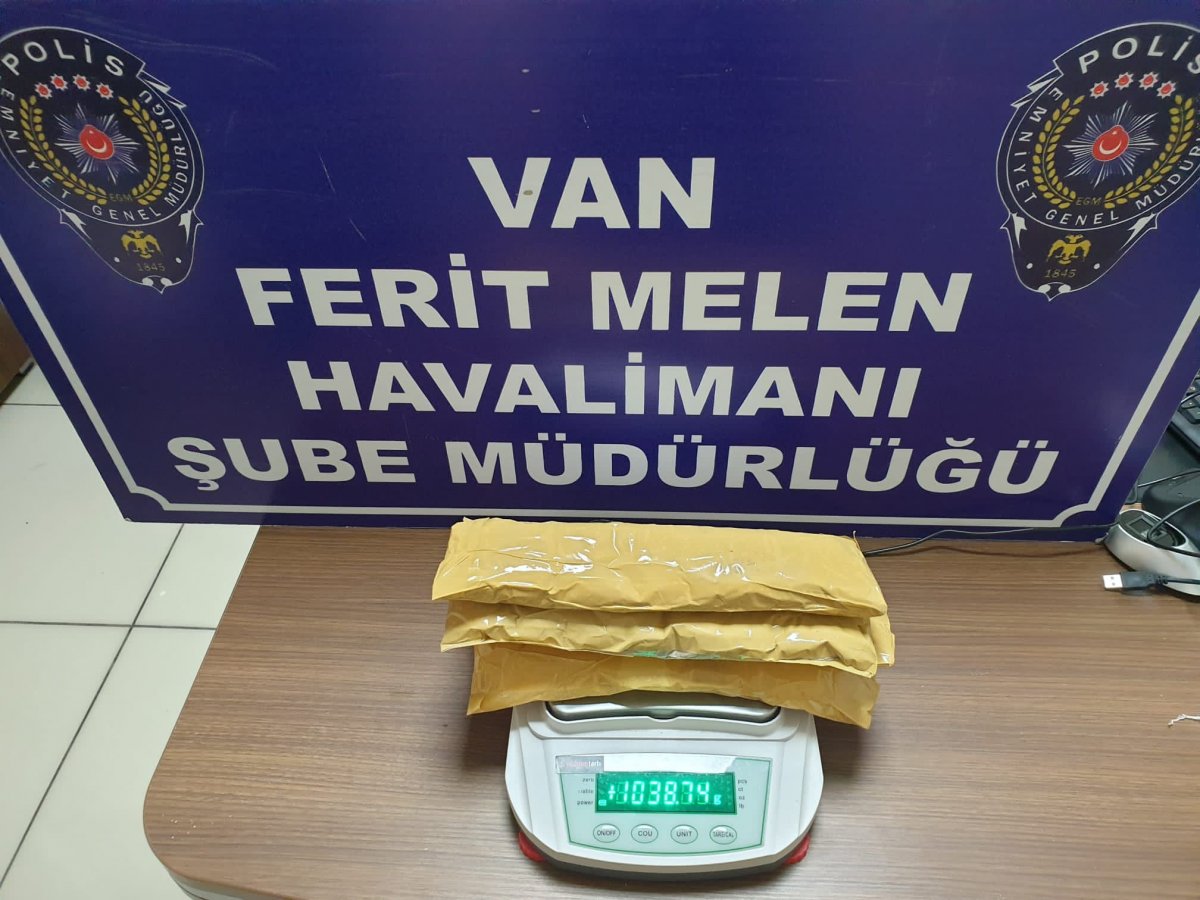Van da uçağa binmek isteyen şahsın kasık bölgesinde uyuşturucu bulundu #2