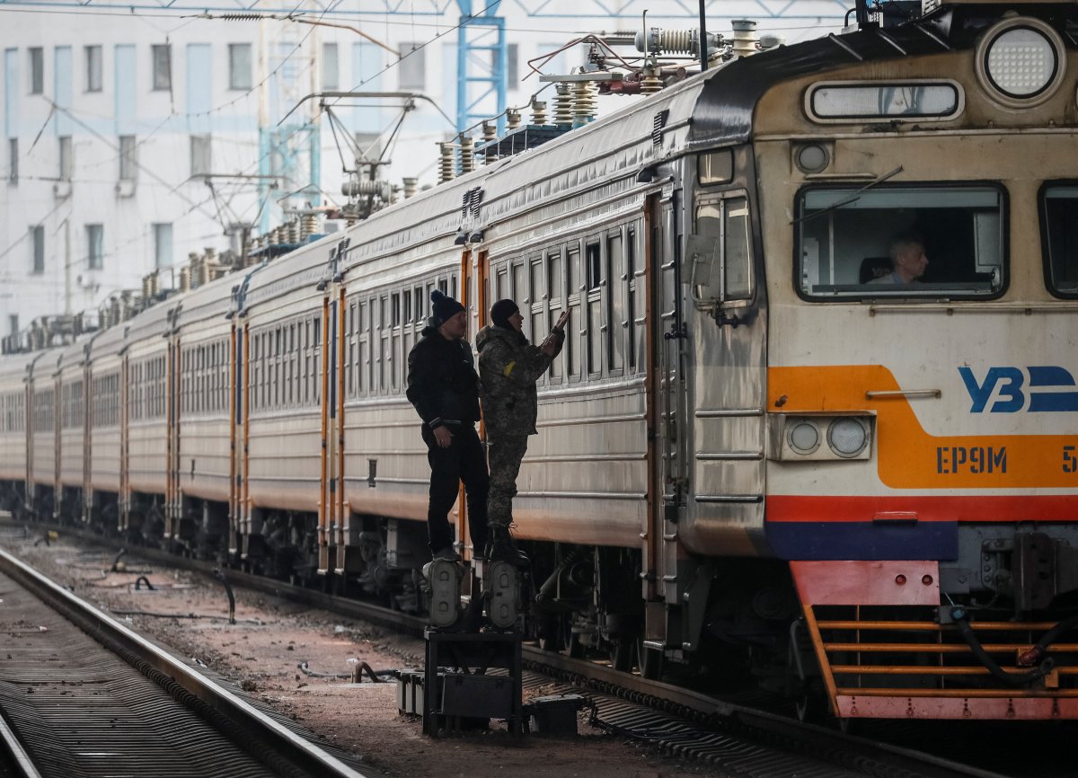 Binlerce Ukraynalı, Rusya nın saldırdığı Kiev den trenlerle kaçtı #15