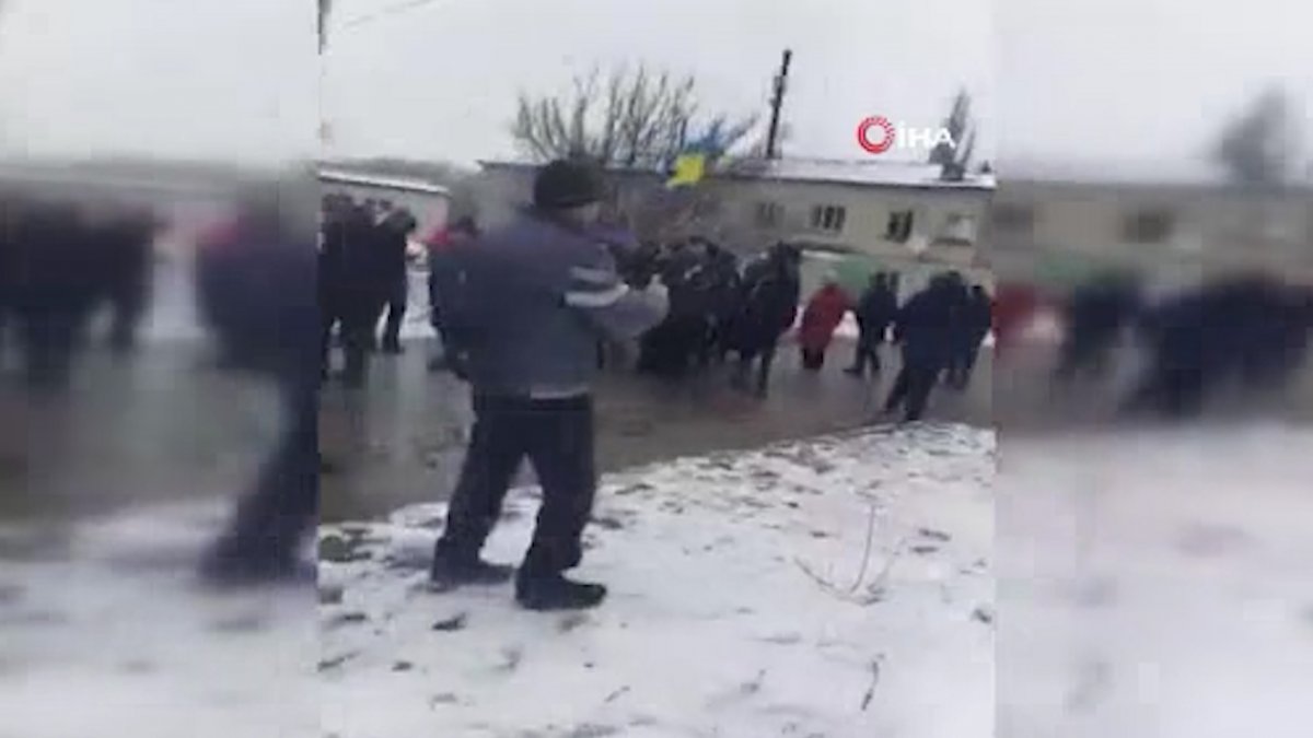 Luhanks Bölgesi nde Rus askerlerinden kendilerini protesto eden sivillere ateş  #1