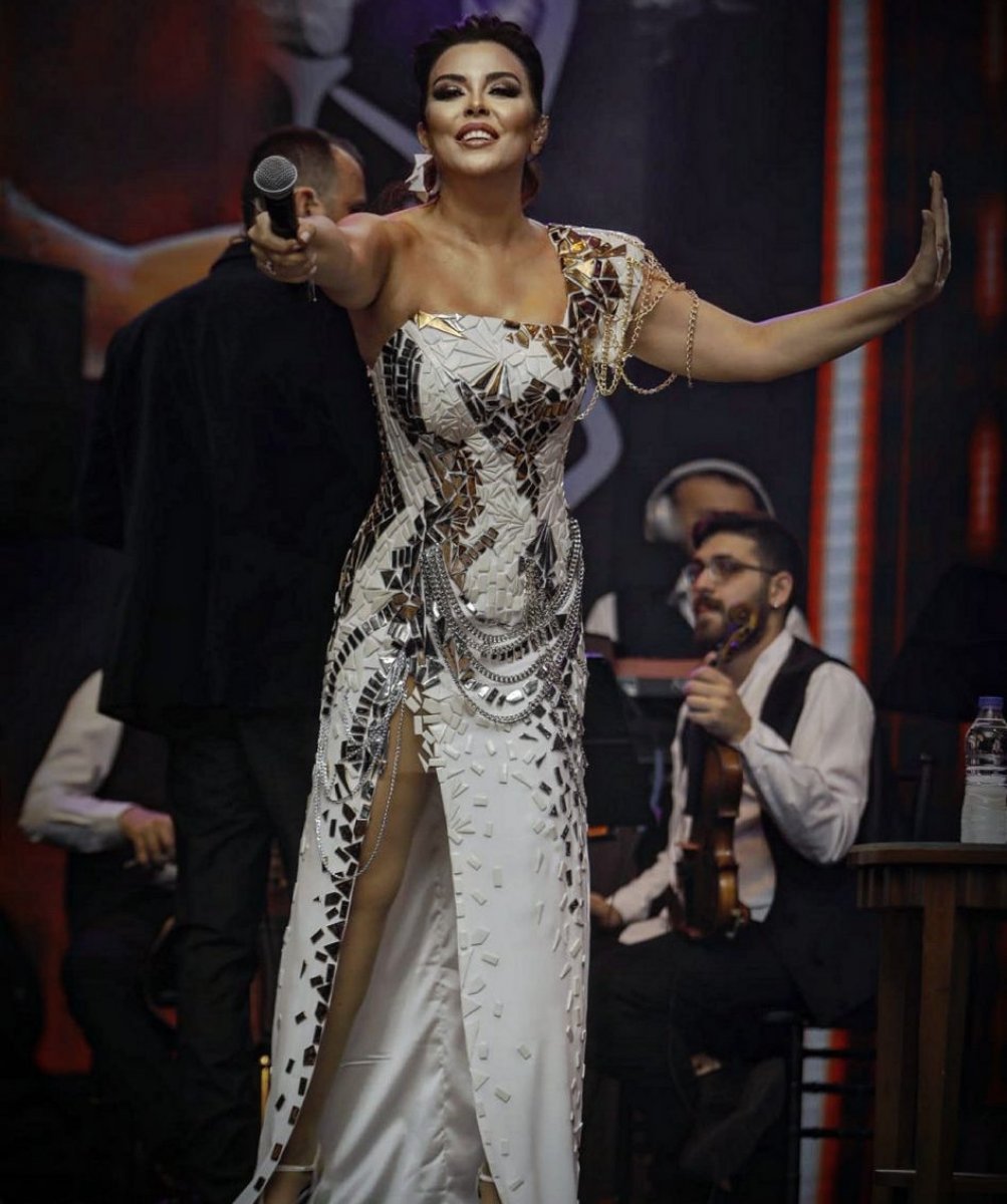 Aslı Hünel wore a costume made of 1500 porcelain pieces at her concert #2