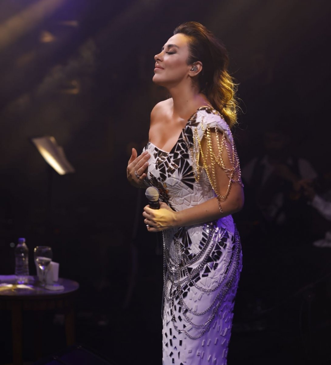 Aslı Hünel wore a costume consisting of 1500 pieces of porcelain in her concert #1
