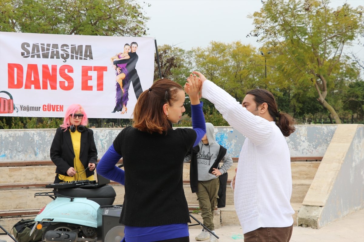 Adana da Rusya-Ukrayna savaşına danslı protesto #2
