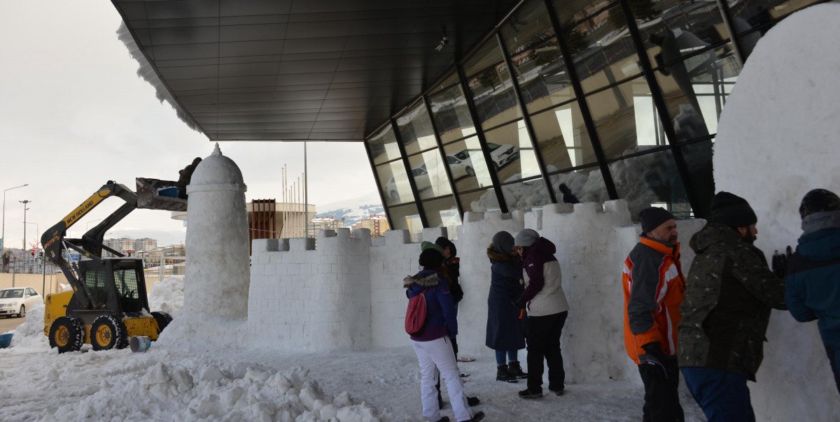Erzurum’da, TOGG ve milli muharip uçağın kardan heykelini yaptılar #5