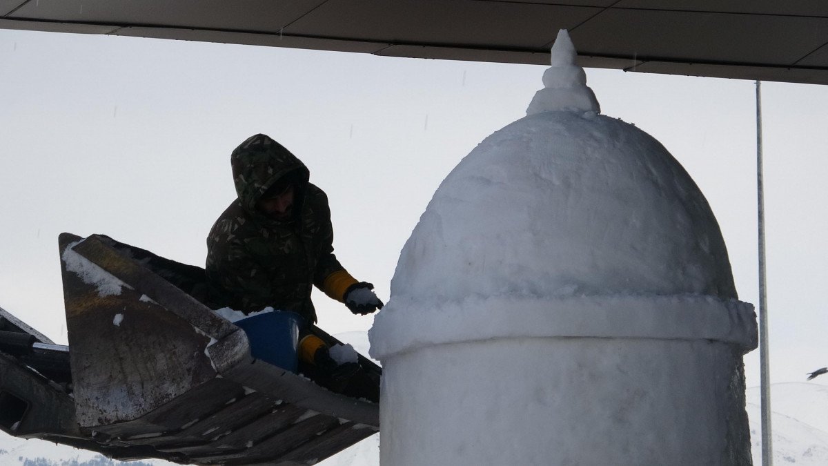 Erzurum’da, TOGG ve milli muharip uçağın kardan heykelini yaptılar #2