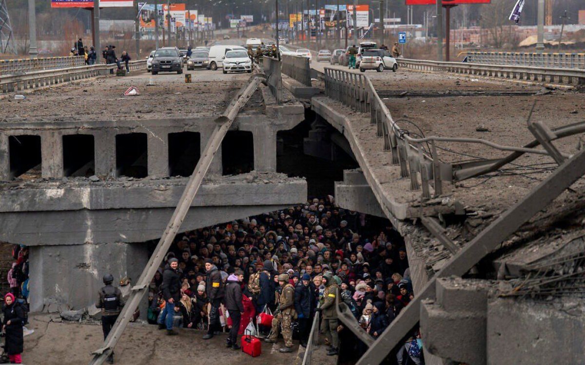 Kiev in yanındaki Irpin kentinde tahliyeler yıkık köprü üzerinden yapılıyor #5