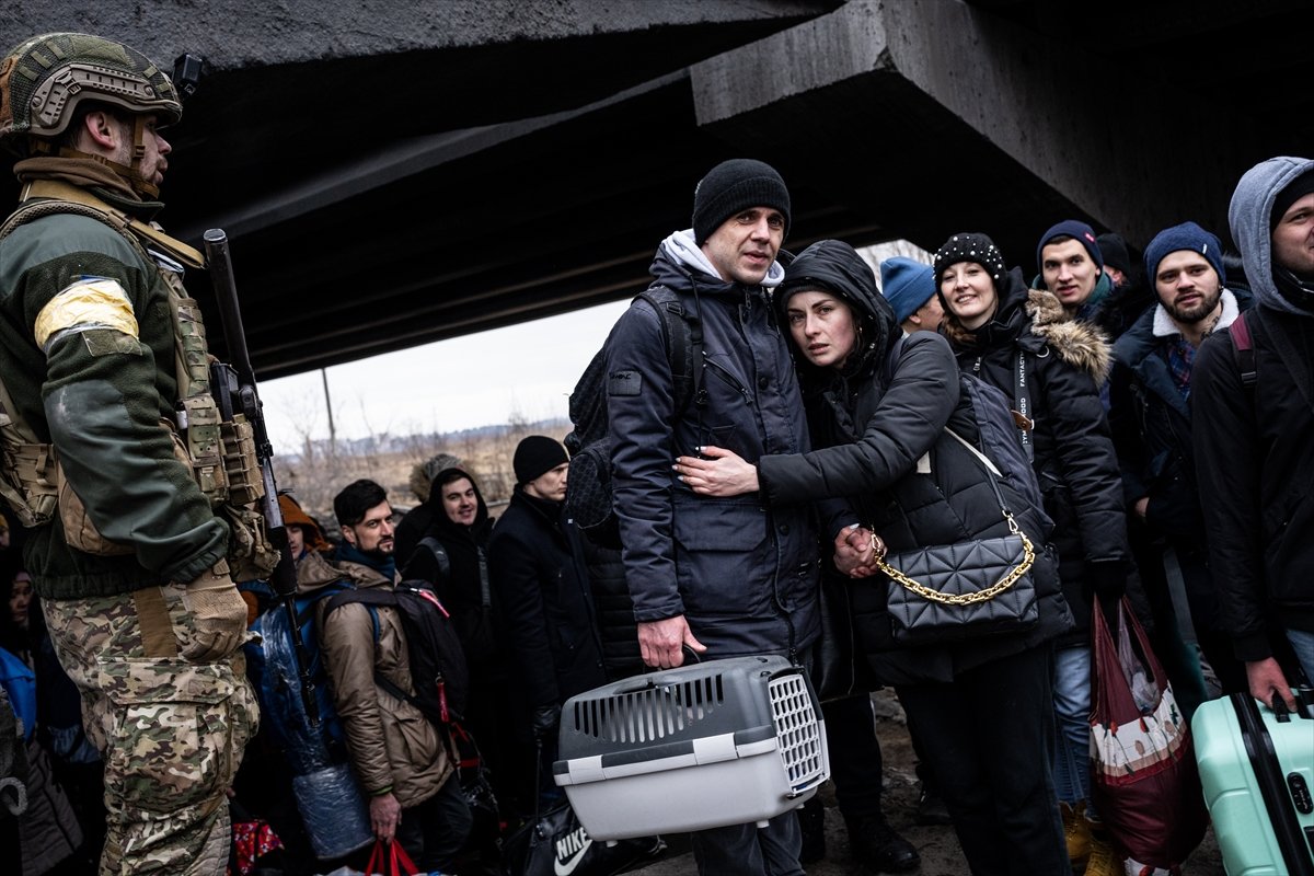 Evacuations in the city of Irpin next to Kyiv are over the ruined bridge #3