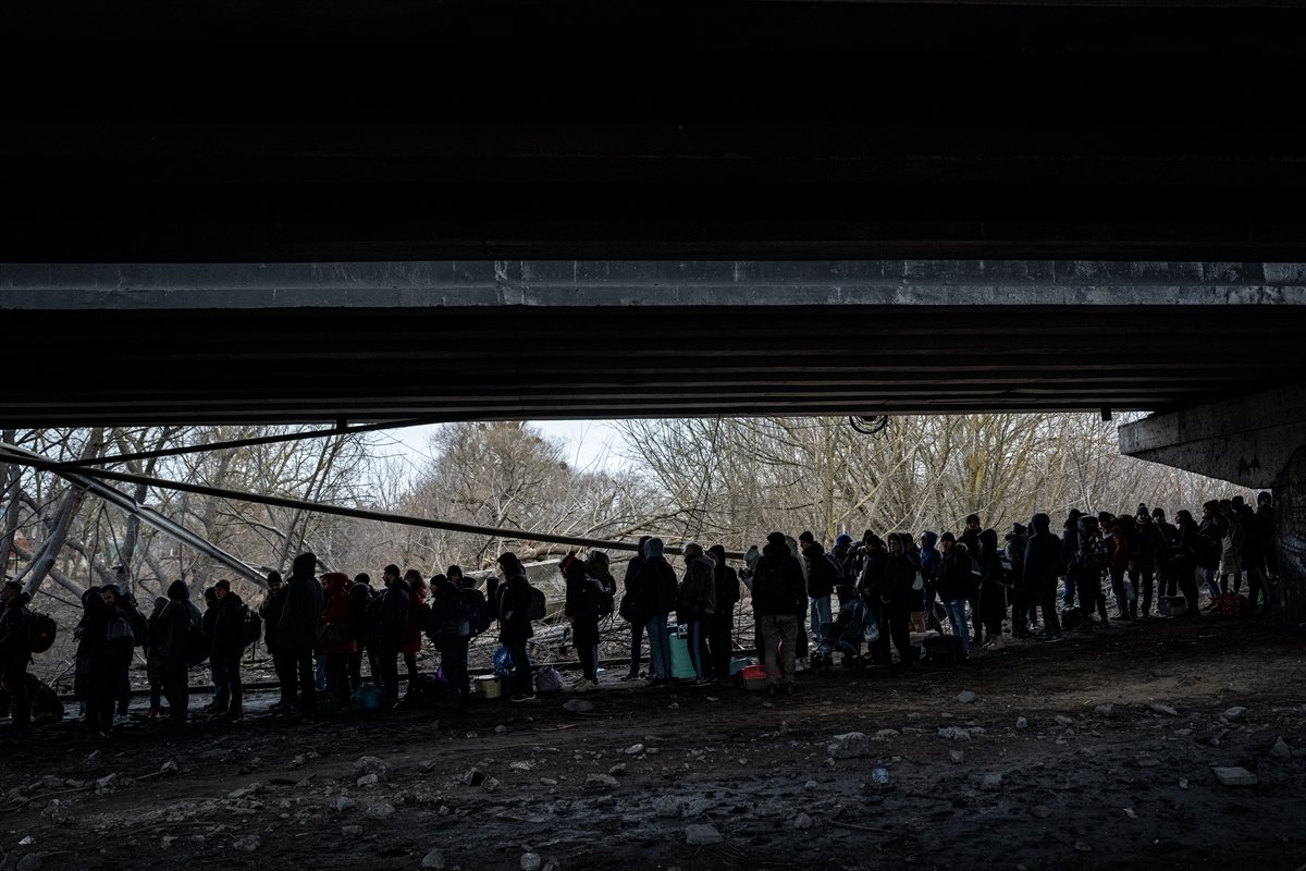 Evacuations in the city of Irpin, next to Kyiv, are carried out over the ruined bridge #1