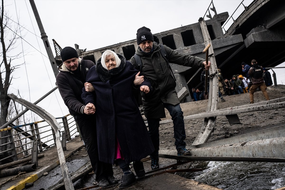 Kiev in yanındaki Irpin kentinde tahliyeler yıkık köprü üzerinden yapılıyor #4