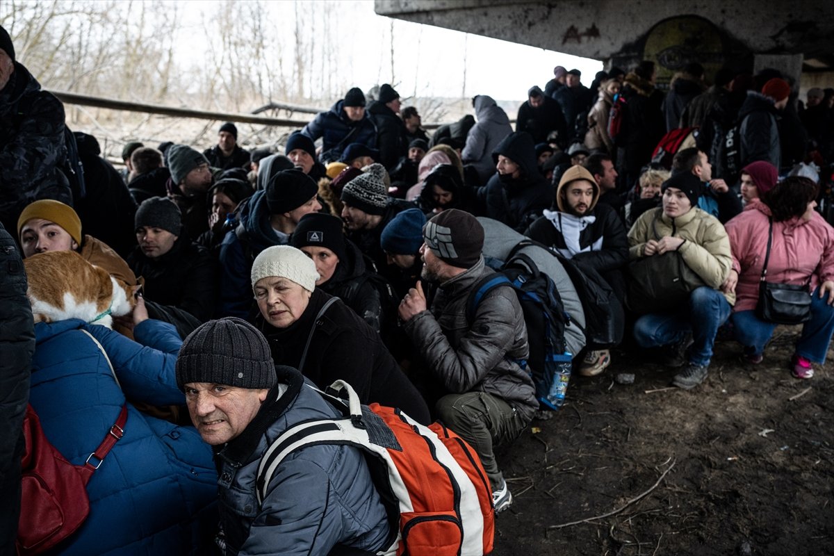 Evacuations in the city of Irpin, next to Kyiv, are carried out over the ruined bridge #2