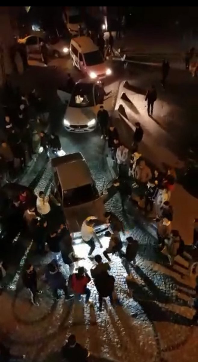 Beyoğlu nda yol kapatıp meşale yakan magandalar kamerada #4