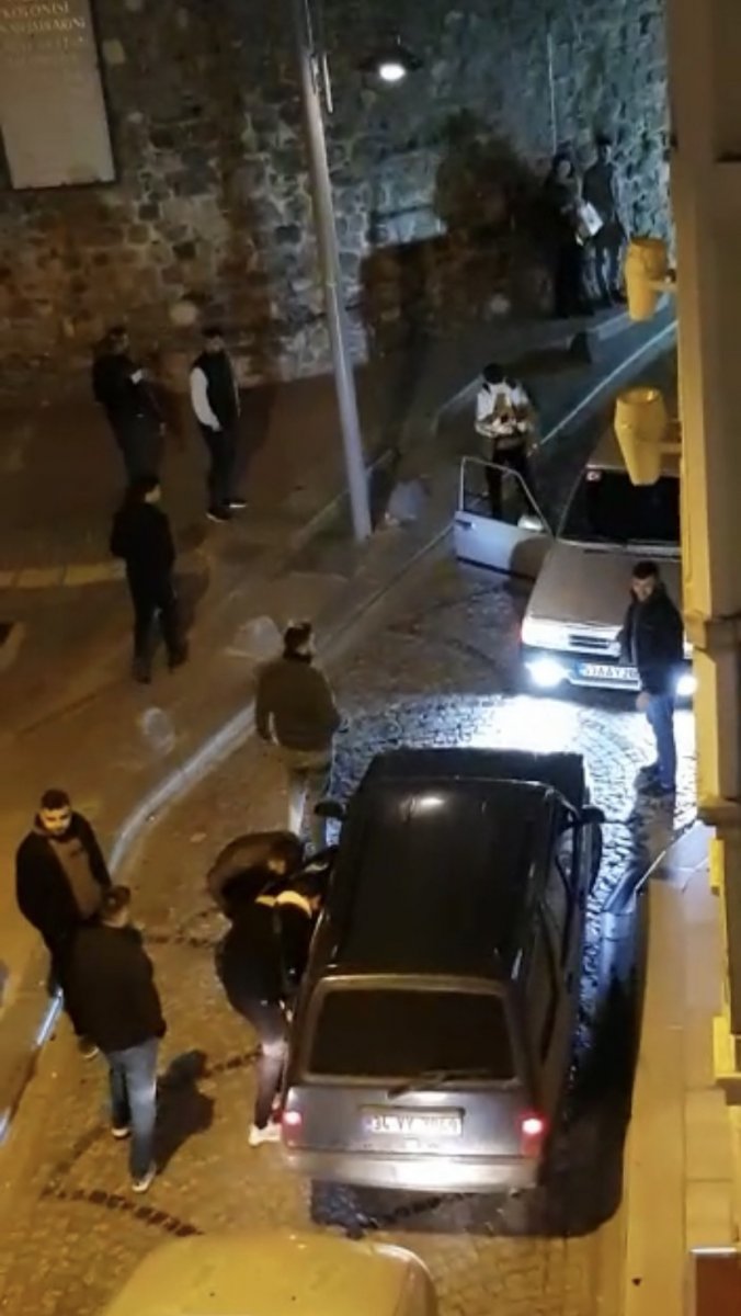Beyoğlu nda yol kapatıp meşale yakan magandalar kamerada #1