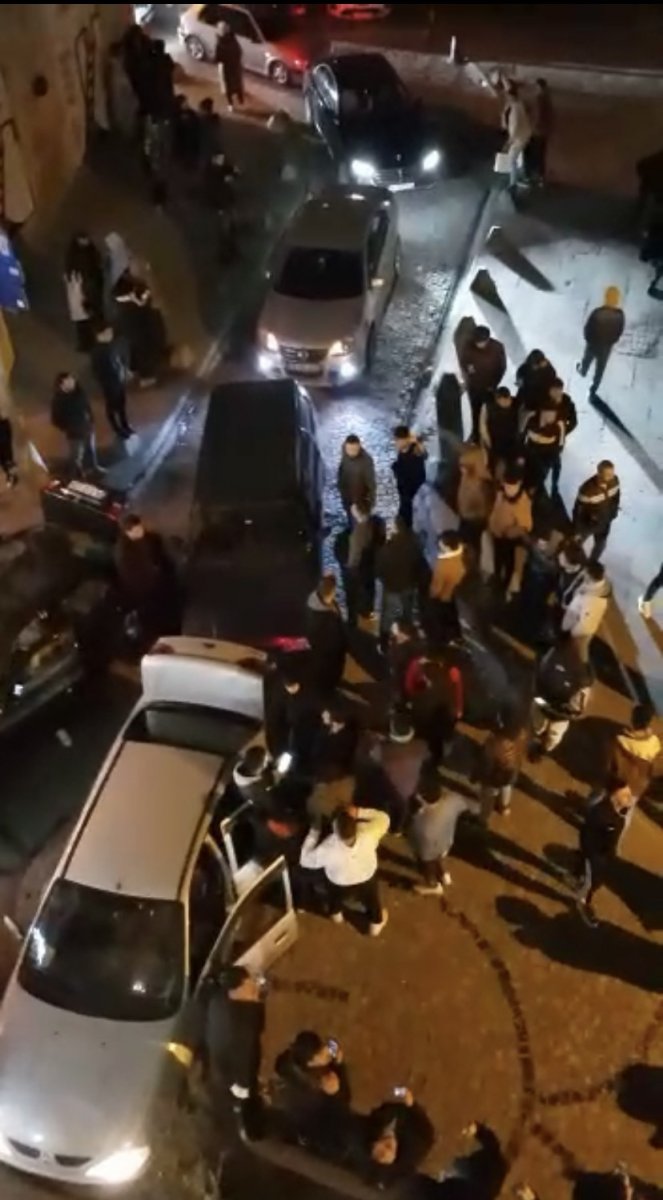Beyoğlu nda yol kapatıp meşale yakan magandalar kamerada #2