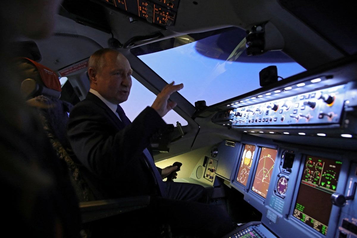 Vladimir Putin visited Aeroflot training center #7