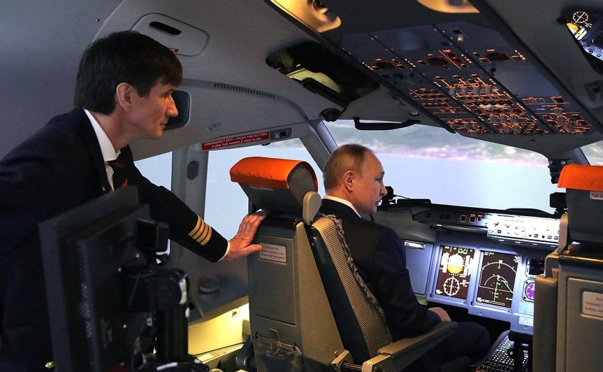 Vladimir Putin visited Aeroflot training center #10