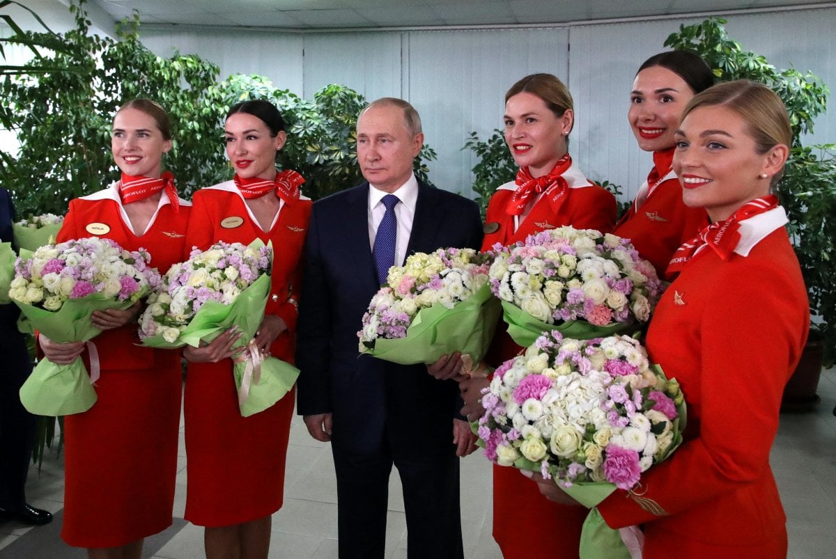 Vladimir Putin visits Aeroflot training center #4