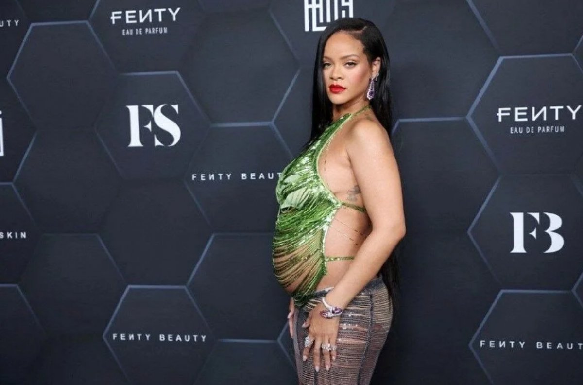 Rihanna nın sıra dışı hamilelik tarzı #1
