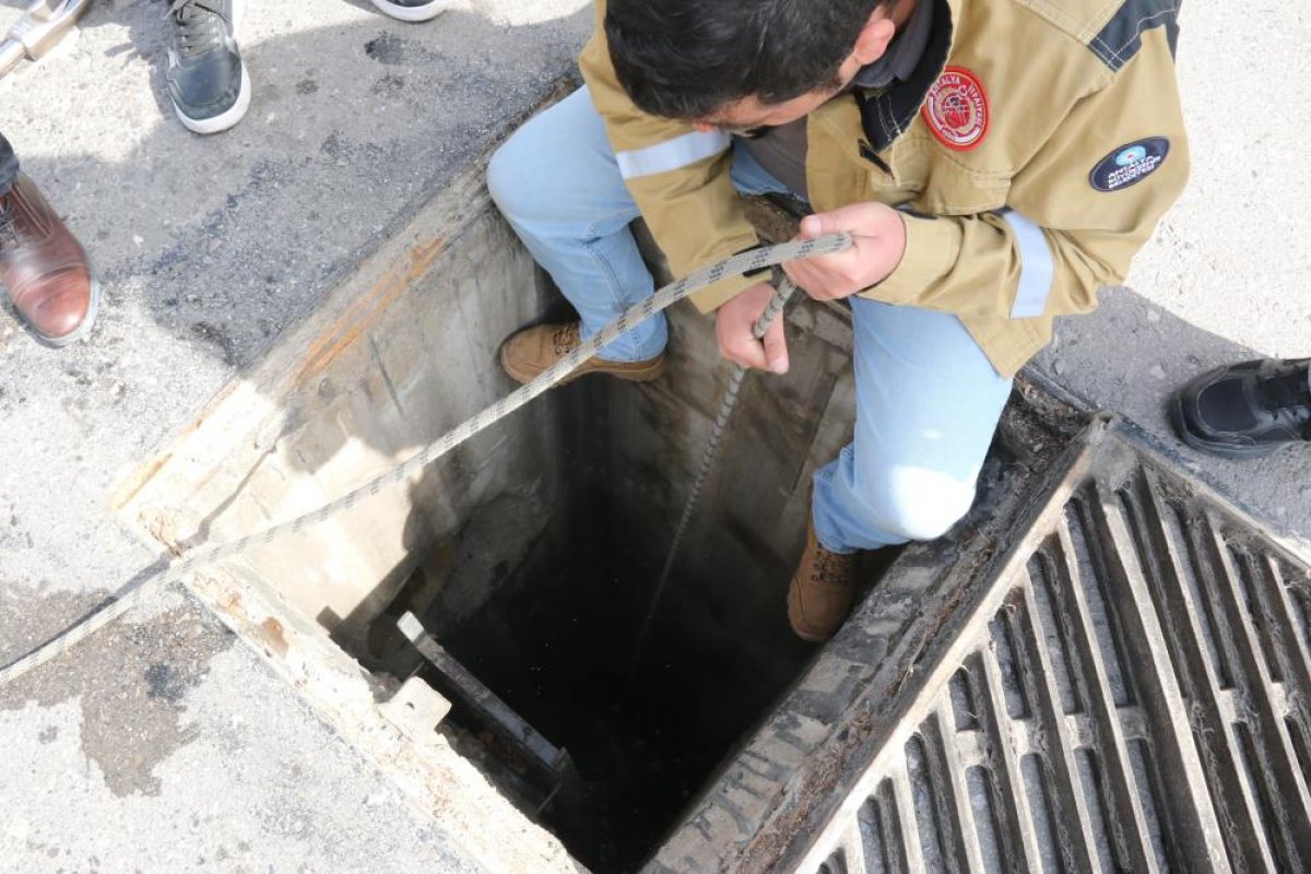 Antalya da kanalizasyonda mahsur kalan hurdacıları çığlıkları kurtardı #5