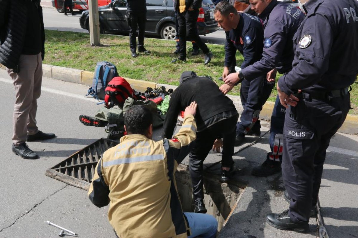 Antalya da kanalizasyonda mahsur kalan hurdacıları çığlıkları kurtardı #6
