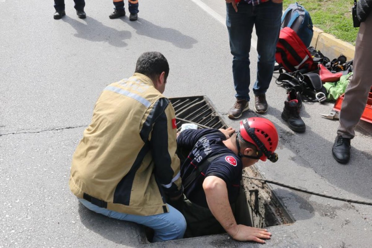 Antalya da kanalizasyonda mahsur kalan hurdacıları çığlıkları kurtardı #3