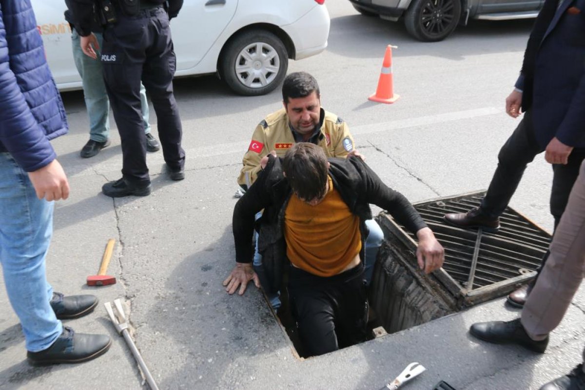 Antalya da kanalizasyonda mahsur kalan hurdacıları çığlıkları kurtardı #1