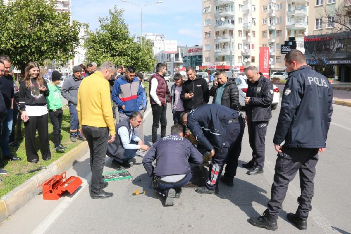 Antalya da kanalizasyonda mahsur kalan hurdacıları çığlıkları kurtardı #2