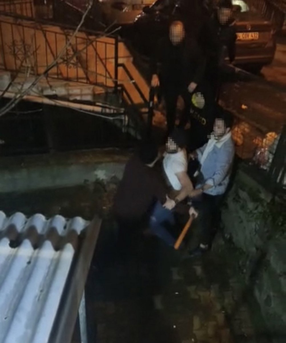 İstanbul da alkollü şahıs kendisini uyaran kişilere döner bıçağıyla saldırdı #1