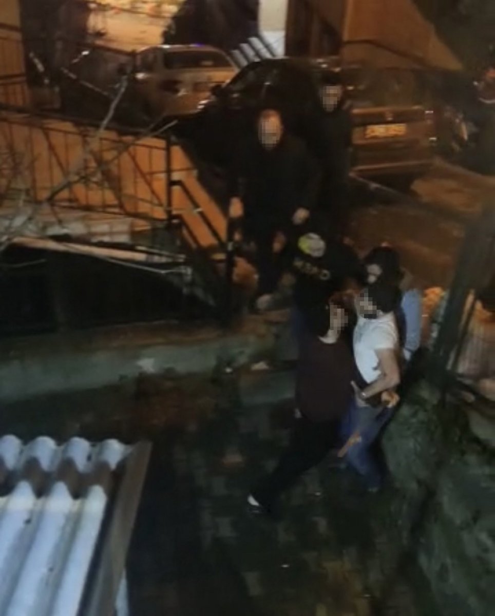 İstanbul da alkollü şahıs kendisini uyaran kişilere döner bıçağıyla saldırdı #4