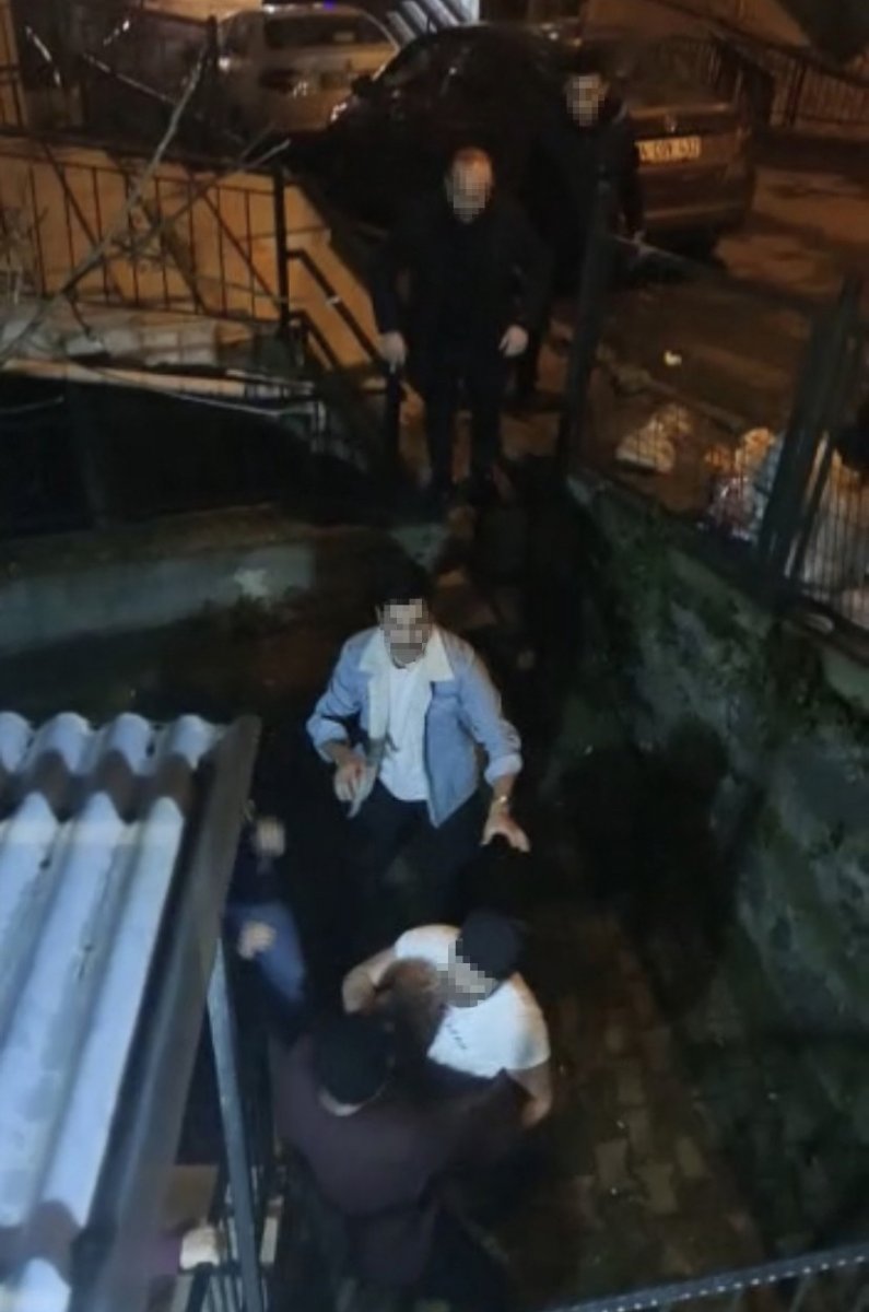 İstanbul da alkollü şahıs kendisini uyaran kişilere döner bıçağıyla saldırdı #2